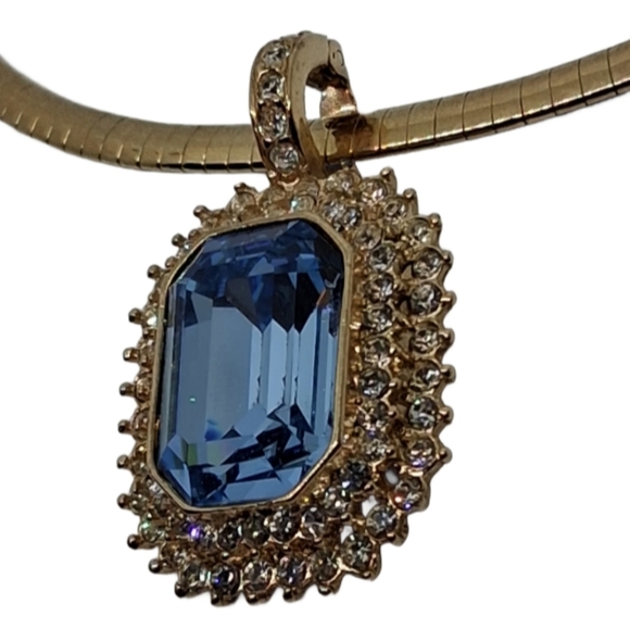 Vintage 80s/90s Roman Jewelry Blue Crystal Gold-Tone Omega Collar Necklace - Picture 5 of 7